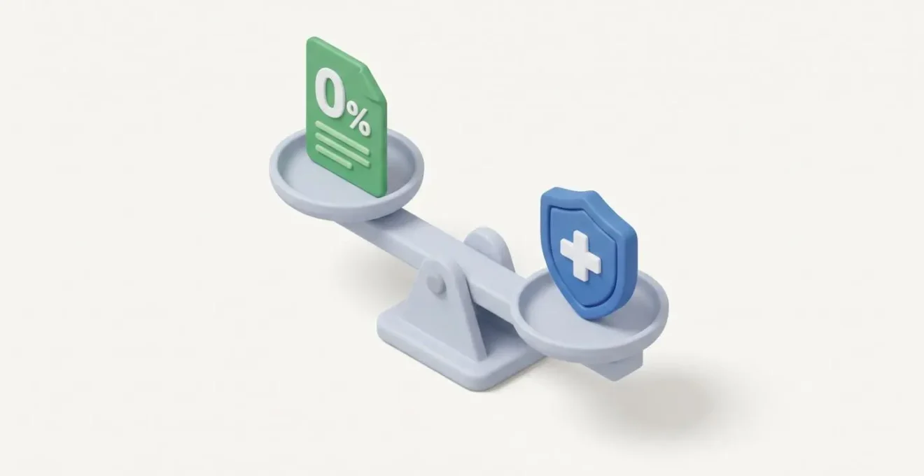Illustration isométrique d'une balance équilibrant un document 0% et un bouclier de protection, représentant l'équilibre entre PTZ et assurance.